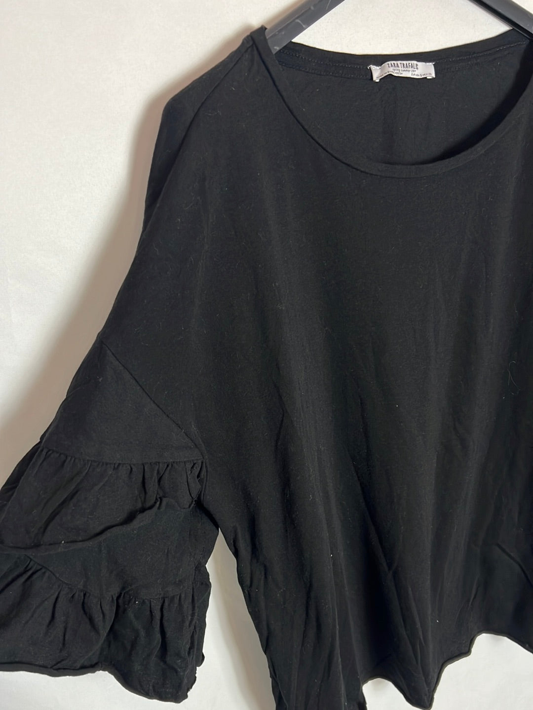 ZARA. Camiseta negra volante T.s