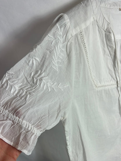 OTHER. Short-sleeved blouse with embroidered details. TM/L