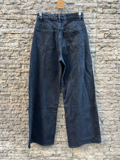 PULL&BEAR. Denim negro pata ancha. T 34