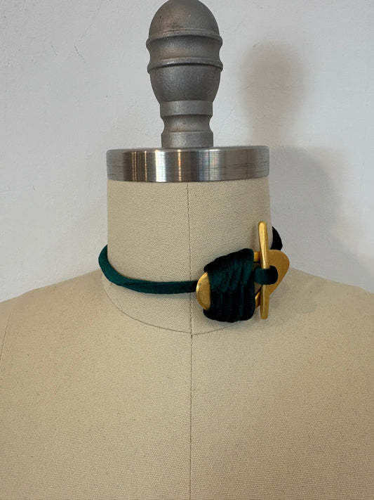 OTRAS. Choker dorado terciopelo verde