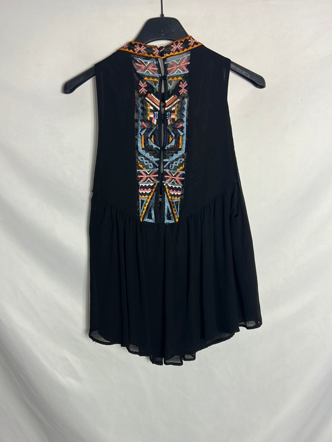 ZARA. Top fluido negro bordados. T S
