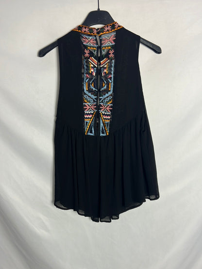 ZARA. Top fluido negro bordados. T S