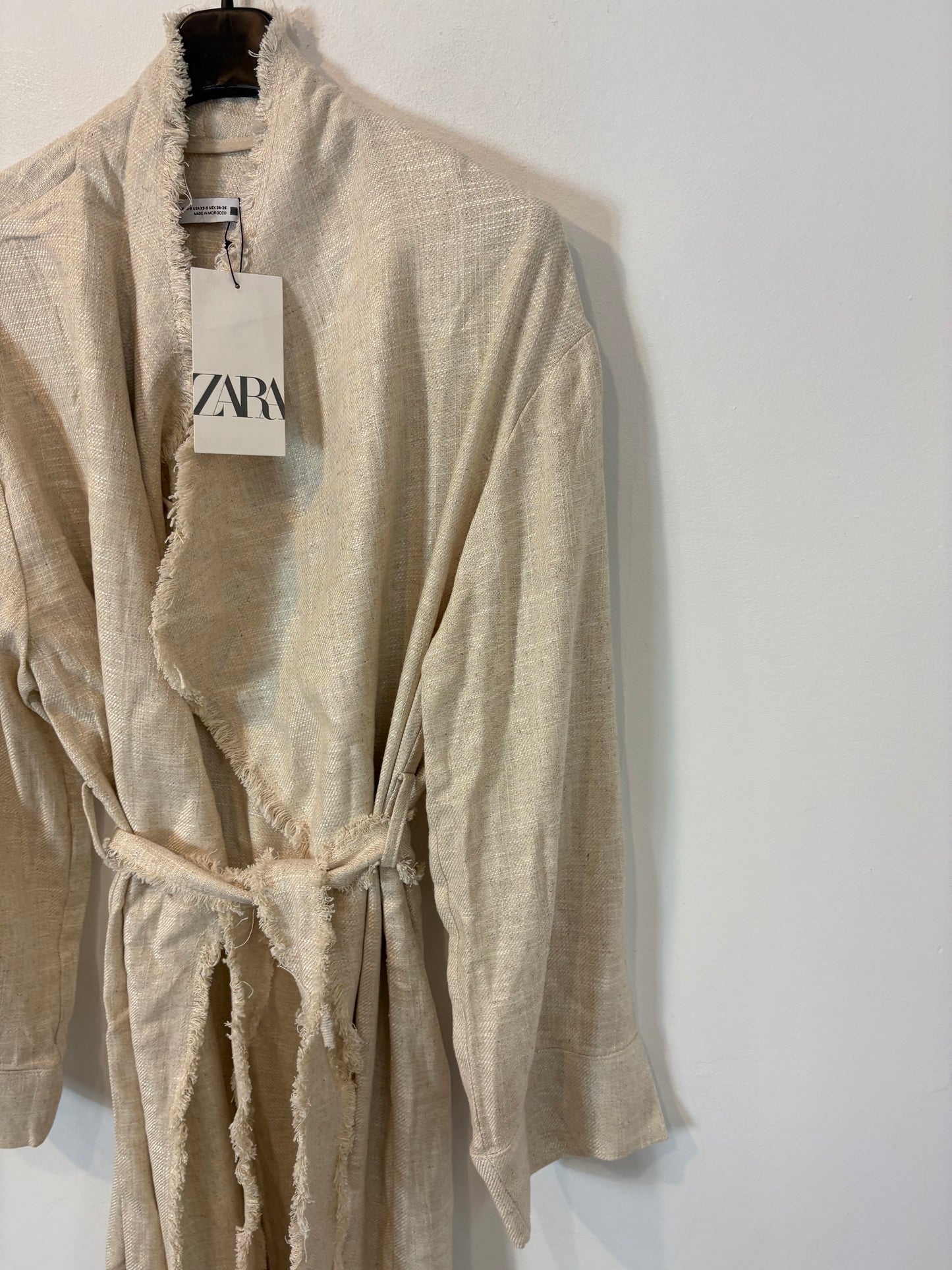 ZARA. Chaqueta larga beige fluida