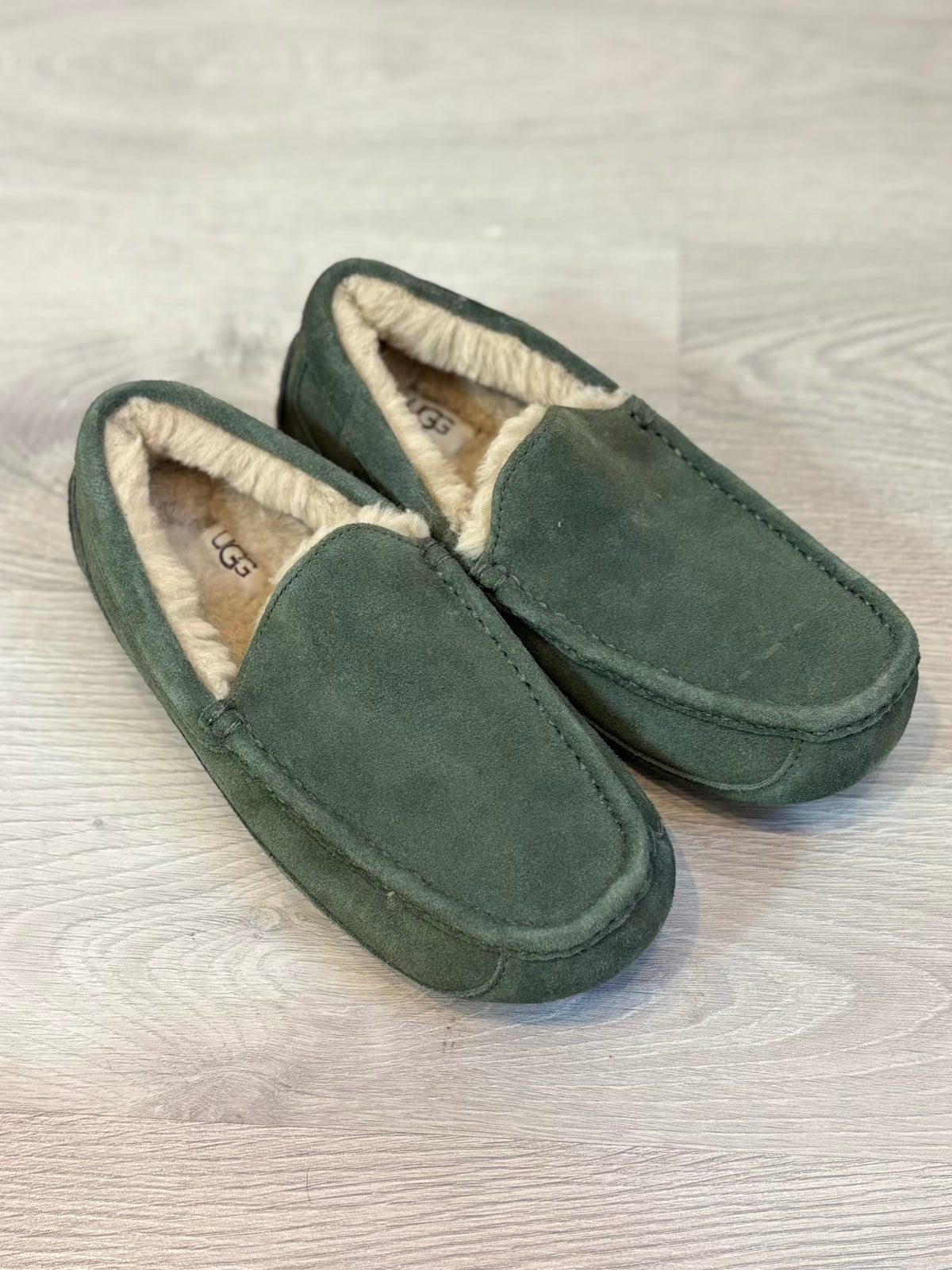UGG. Zapatos estilo mocasín en verde. T 40