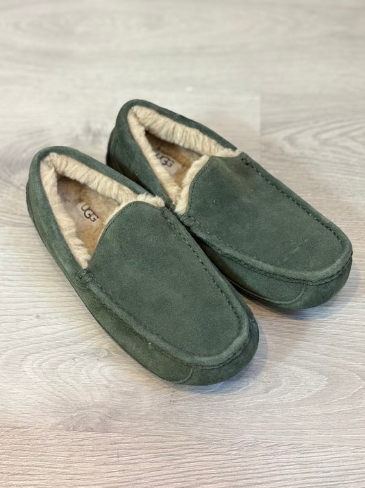 UGG. Zapatos estilo mocasín en verde. T 40