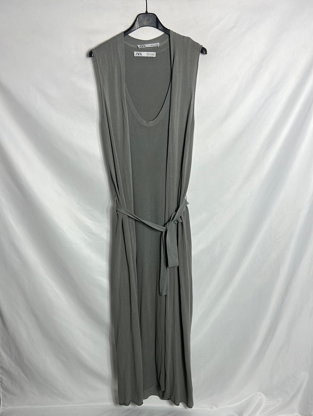 ZARA. Total look gris vestido y chaleco. T M
