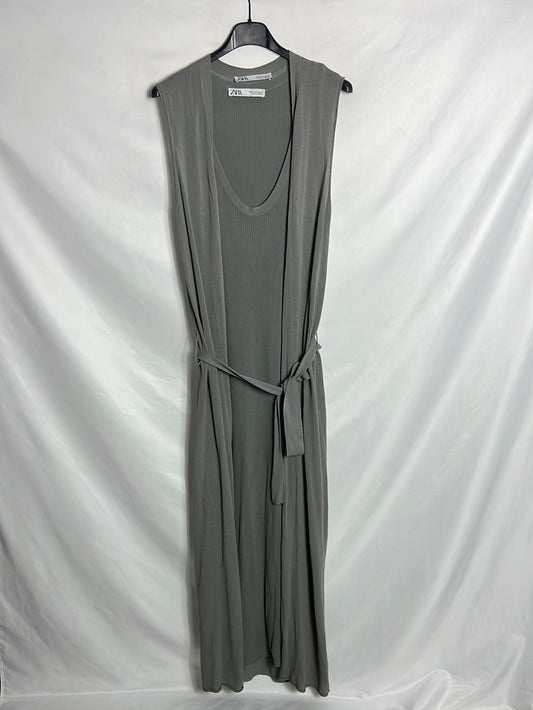 ZARA. Total look gris vestido y chaleco. T M