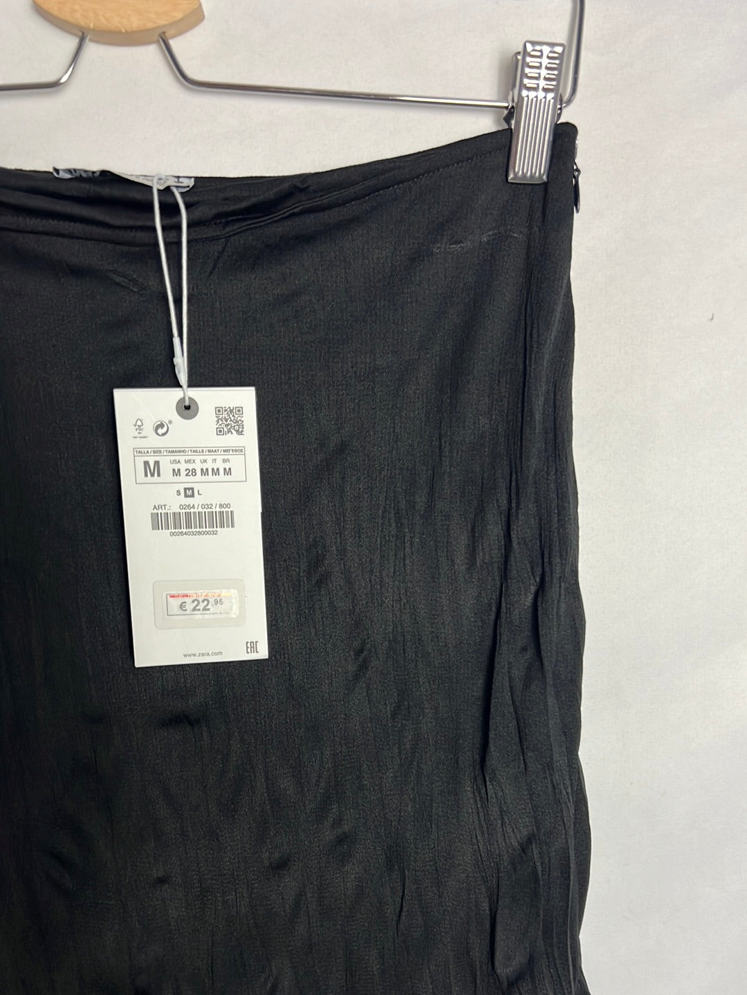 ZARA. Falda midi negra flecos. T M