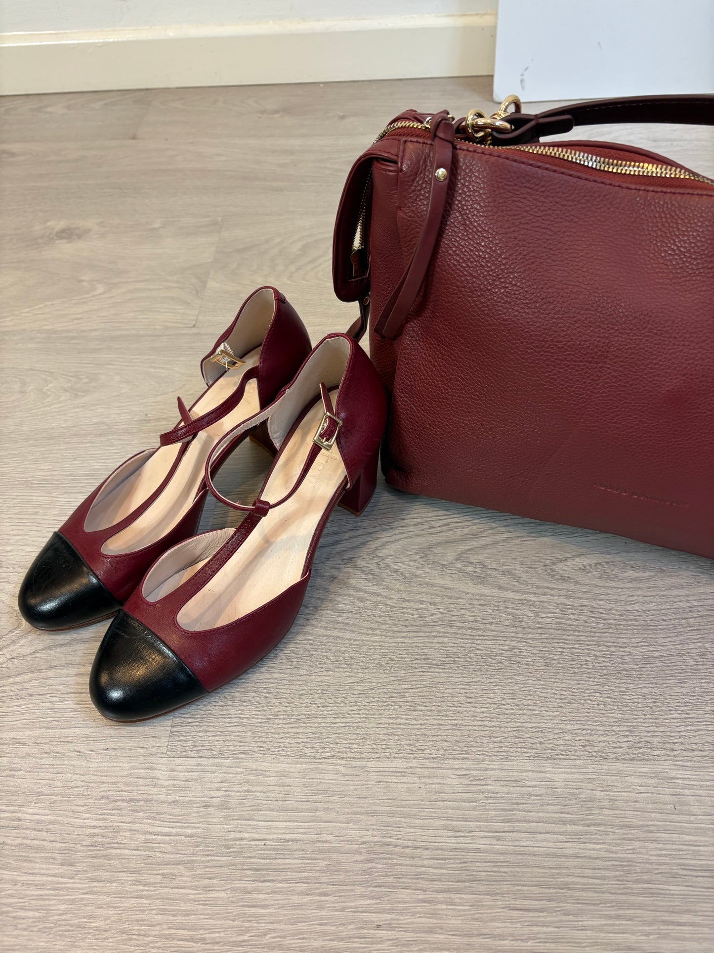 ADOLFO DOMINGUEZ. Bolso piel burdeos doble asa