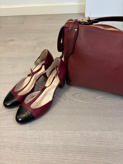 ADOLFO DOMINGUEZ. Bolso piel burdeos doble asa