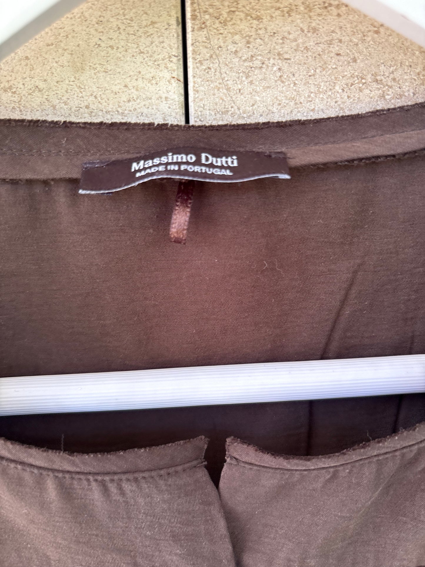 MASSIMO DUTTI. Blusa marrón detalle botones revestidos