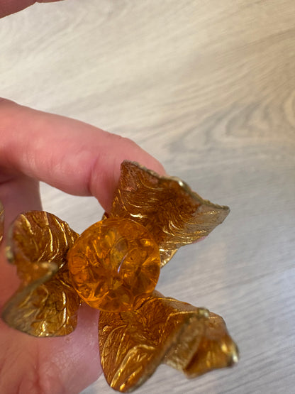 OTRAS. Pendiente estructura hojas ámbar