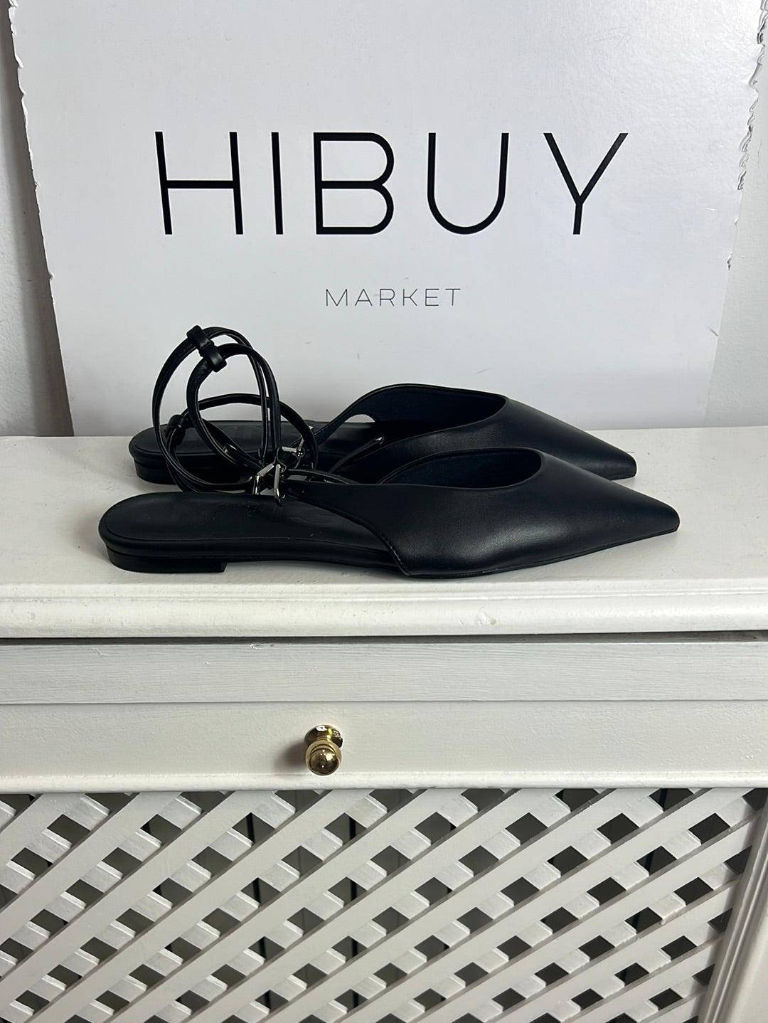 MANGO. Sandalia plana negra pico y Tura al tobillo. T 37