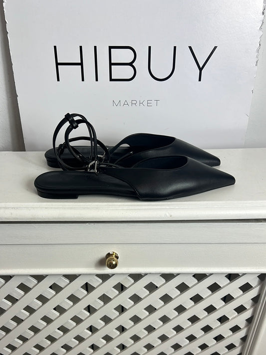 MANGO. Sandalia plana negra pico y Tura al tobillo. T 37