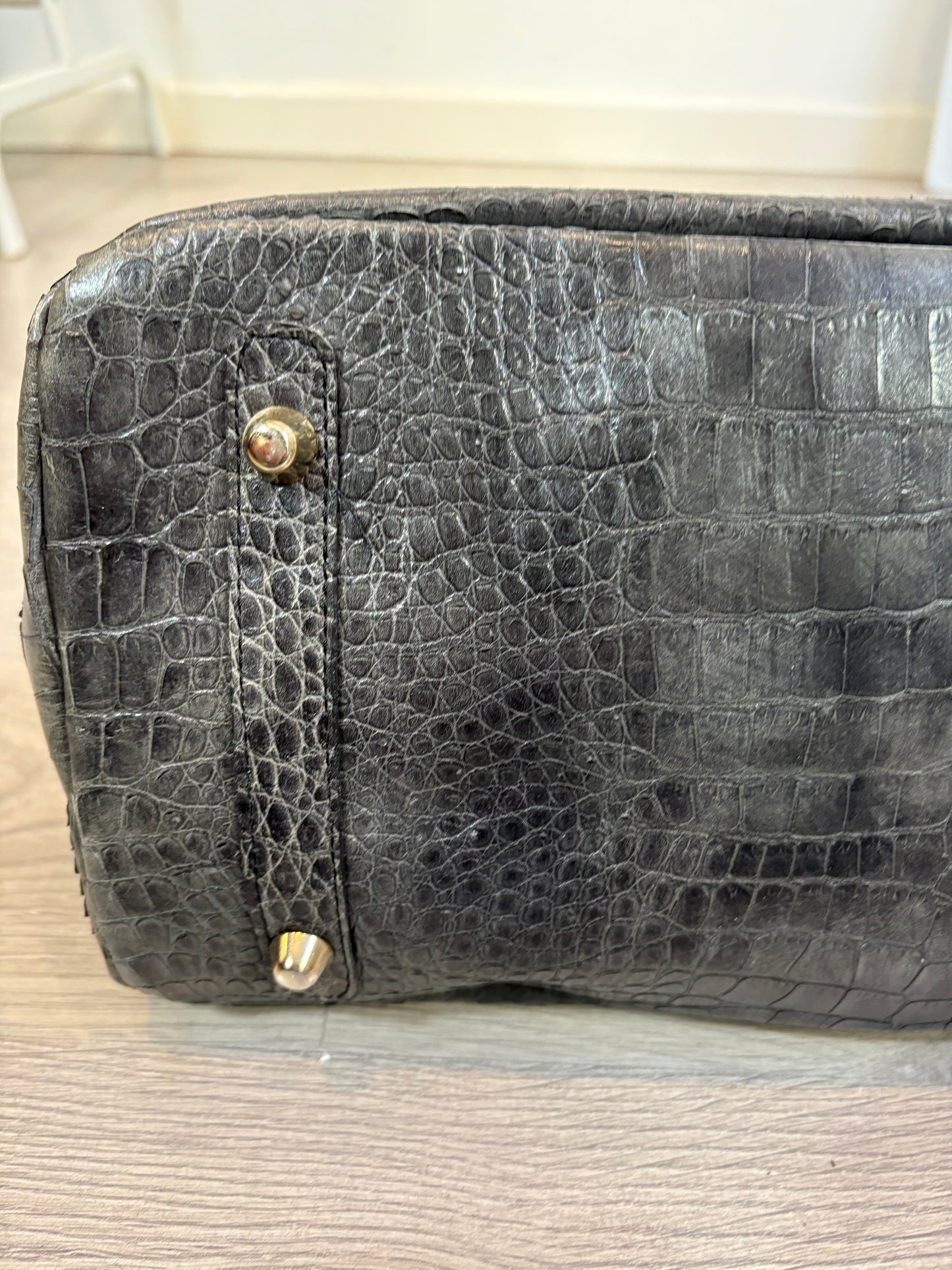 OTRAS. Bolso de mano gris piel