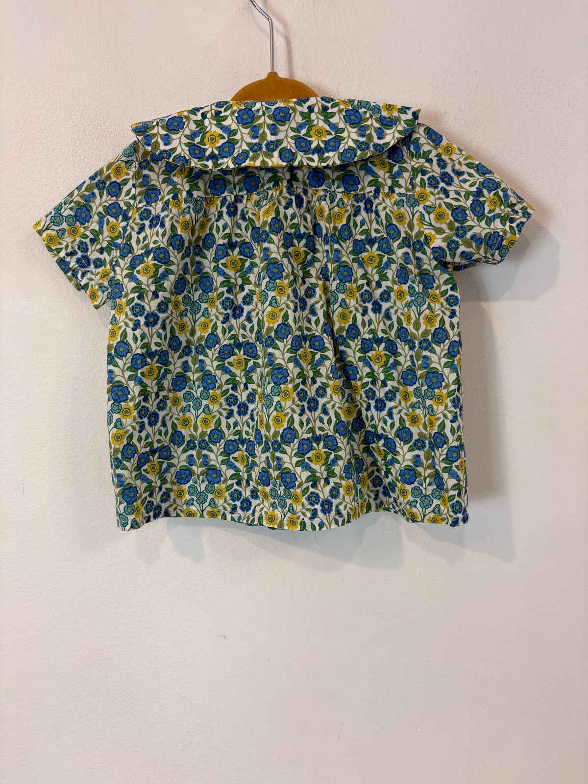 LITTEL OLIVER. Blusa flores doble botonadura. T 18 meses