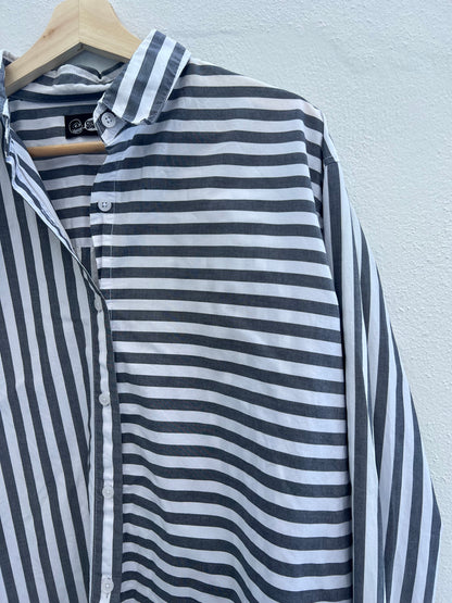 CHEAP MONDAY. Camisa gris rayas