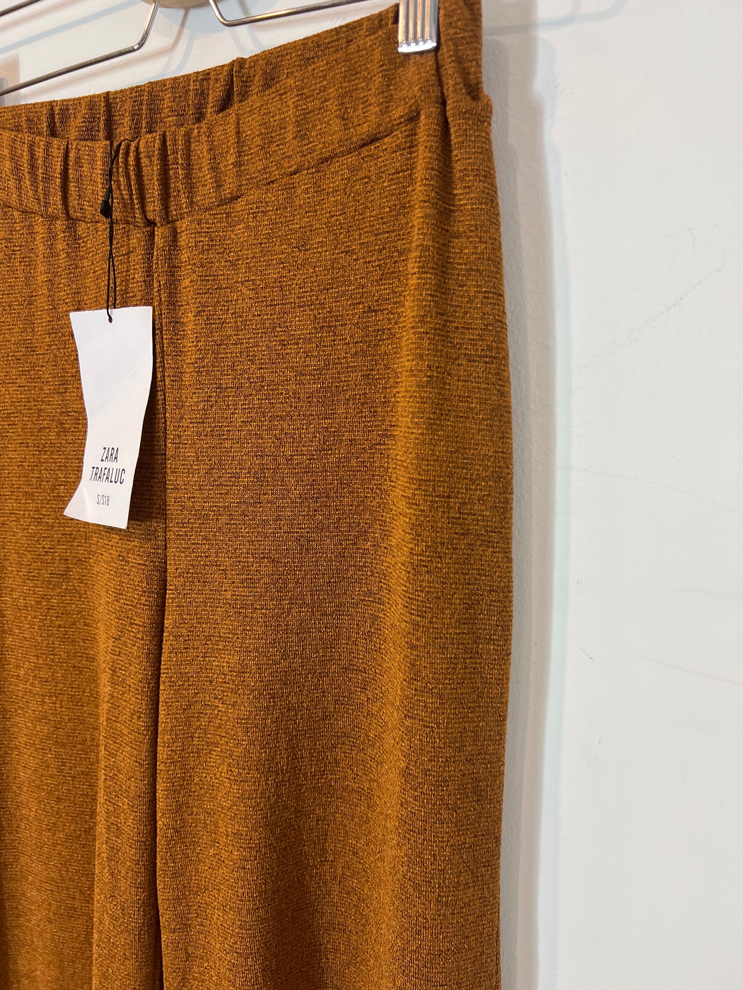 ZARA. Pantalón camel fluido jaspeado. T S
