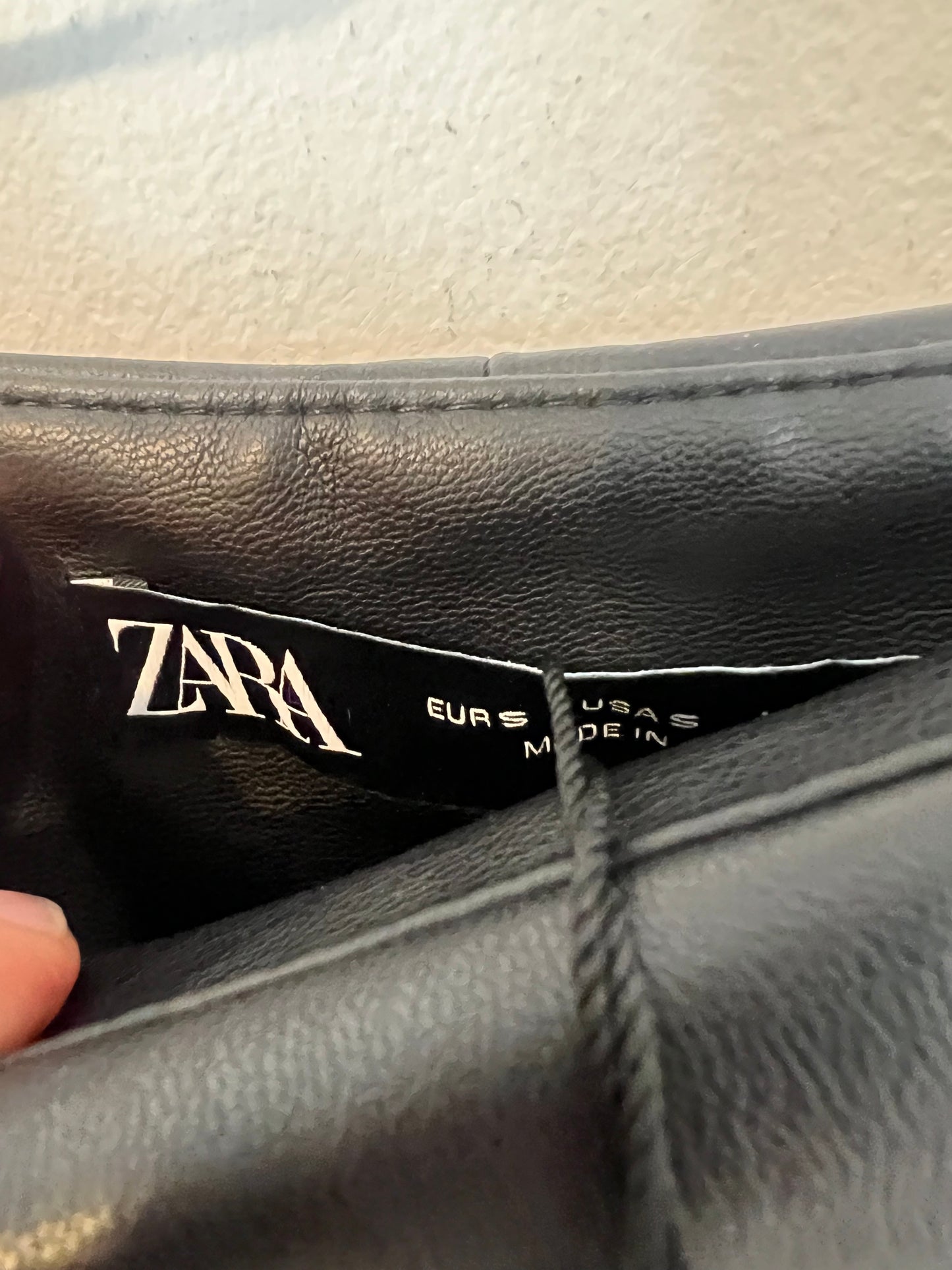 ZARA. falda/pantalón efecto piel T.s