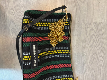 BIMBA Y LOLA. Bolso mediano trenzado colores doble asa