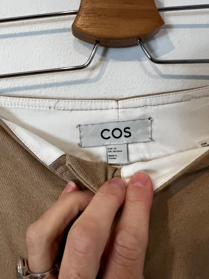 COS. Pantalón ancho camel