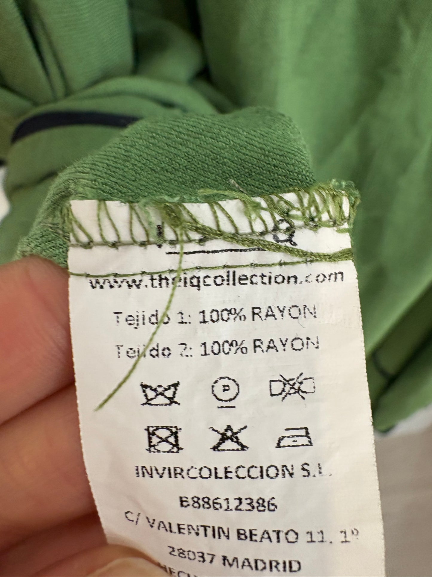 IQ COLLECTION. Falda midi verde asiemtrica