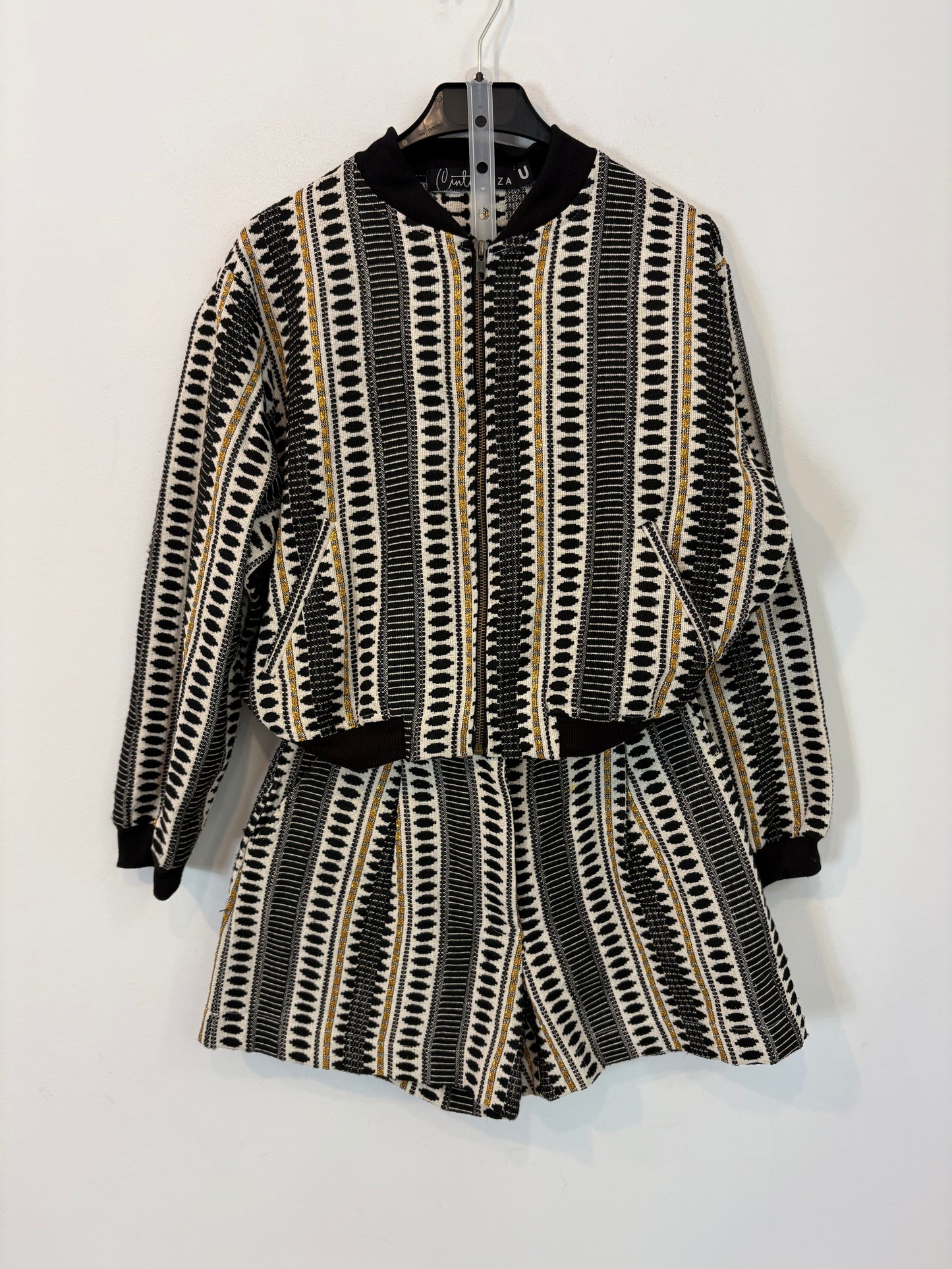 OTRAS. Conjunto bomber y bermuda textura. T S