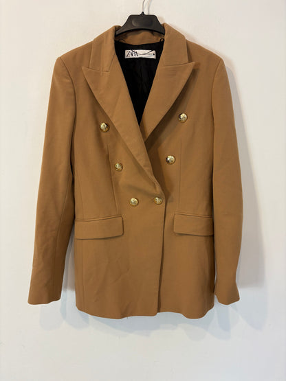ZARA. Blazer camel botones dorados