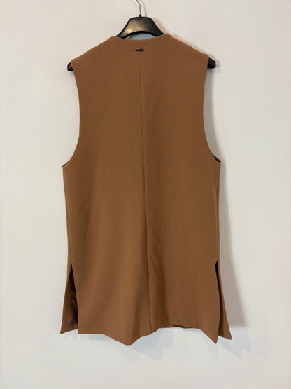 Total look pantalón y chaleco camel