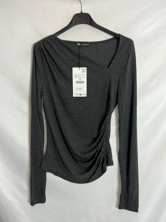 ZARA. Top gris asimétrico fruncido. T M
