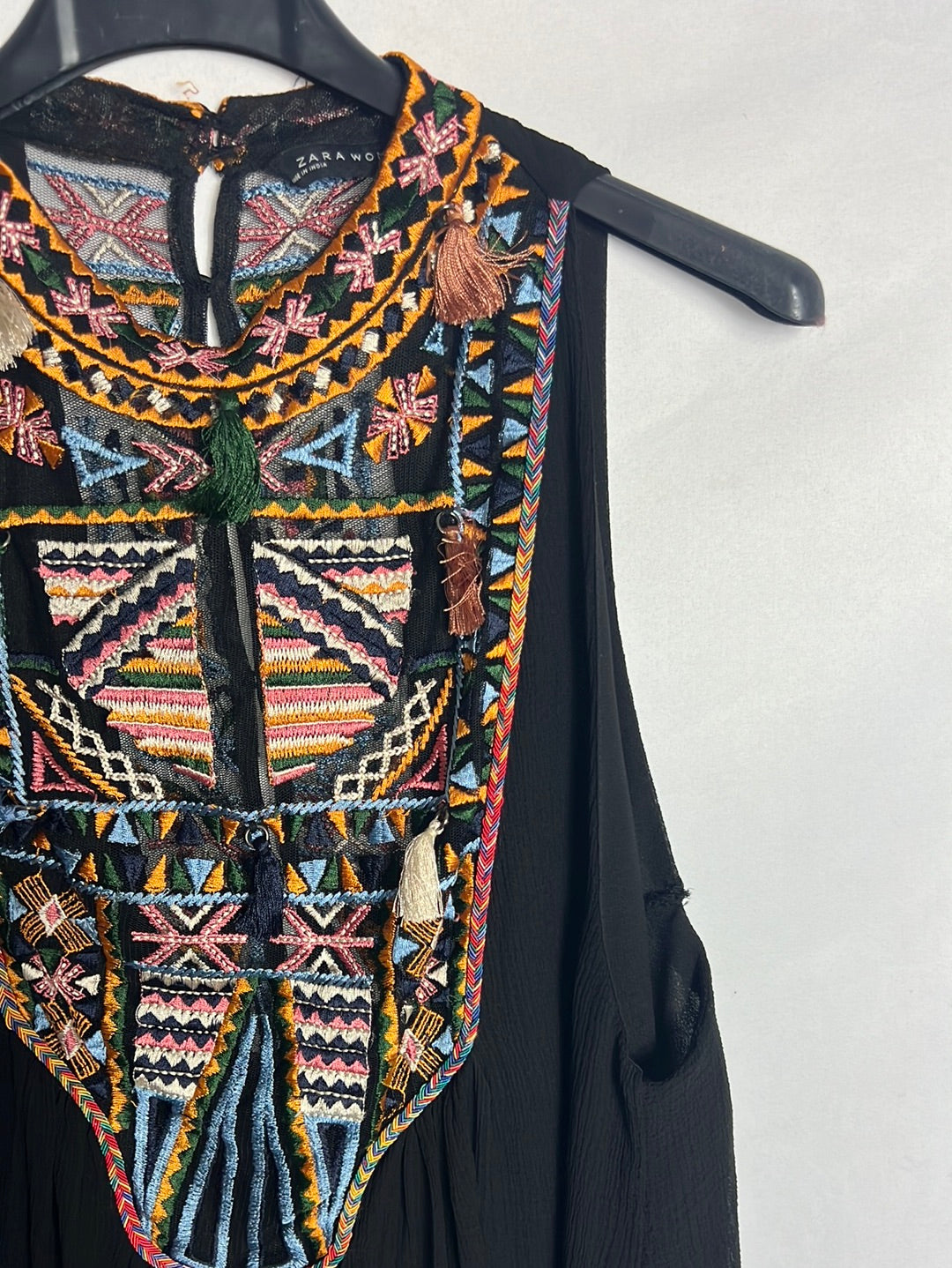 ZARA. Top fluido negro bordados. T S