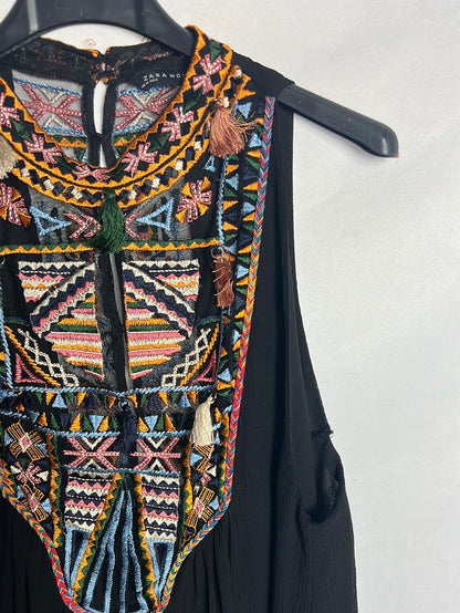 ZARA. Top fluido negro bordados. T S