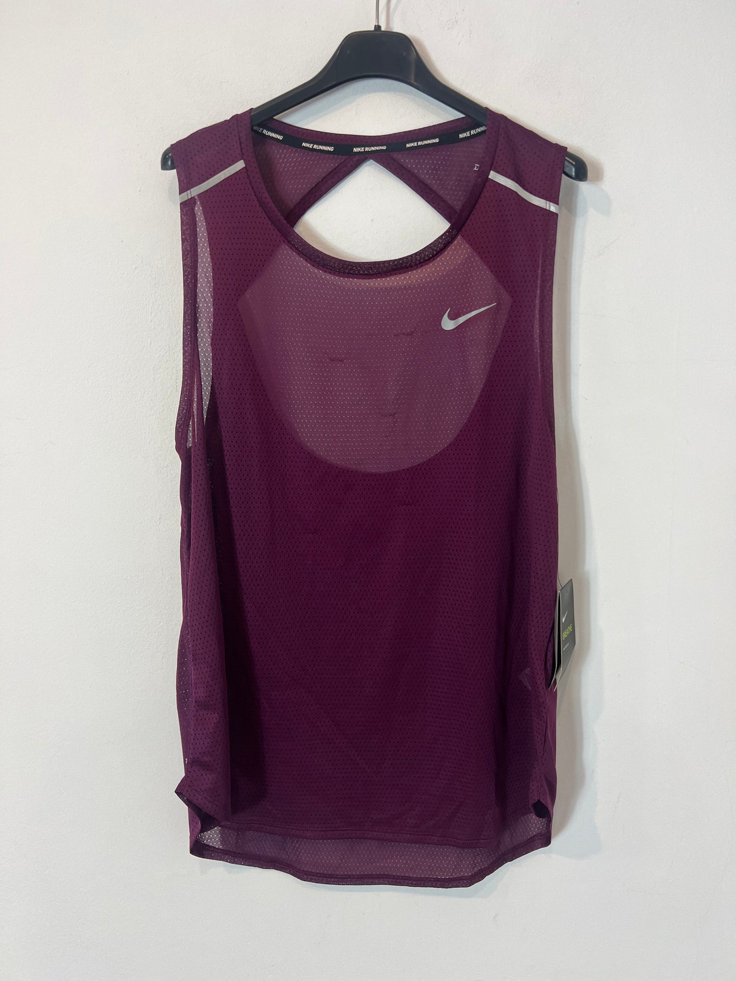 NIKE. Top burdeos running. T L