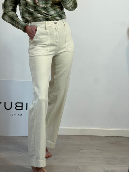 Pantalón beige recto bolsillos
