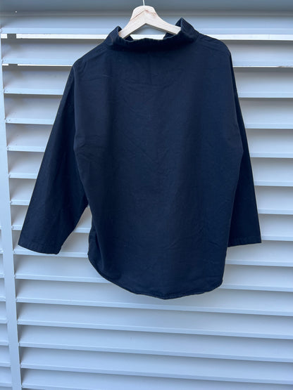 ZARA. Blusa negra botones