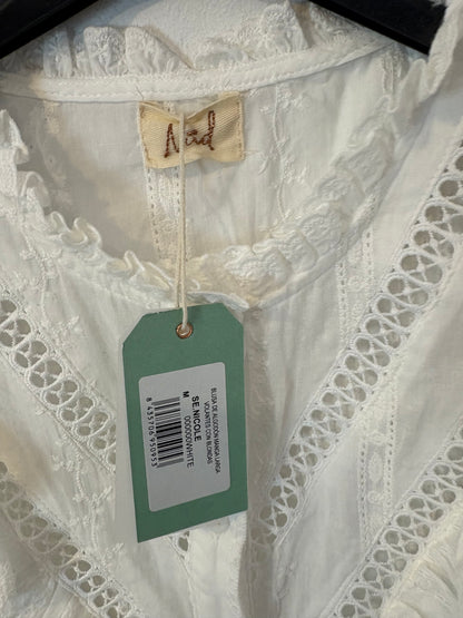 NÜD BY NEKANE. Blusa blanca detalles calados
