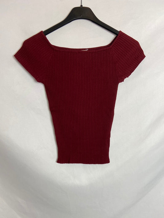 DEBUT. Burgundy ribbed top TS