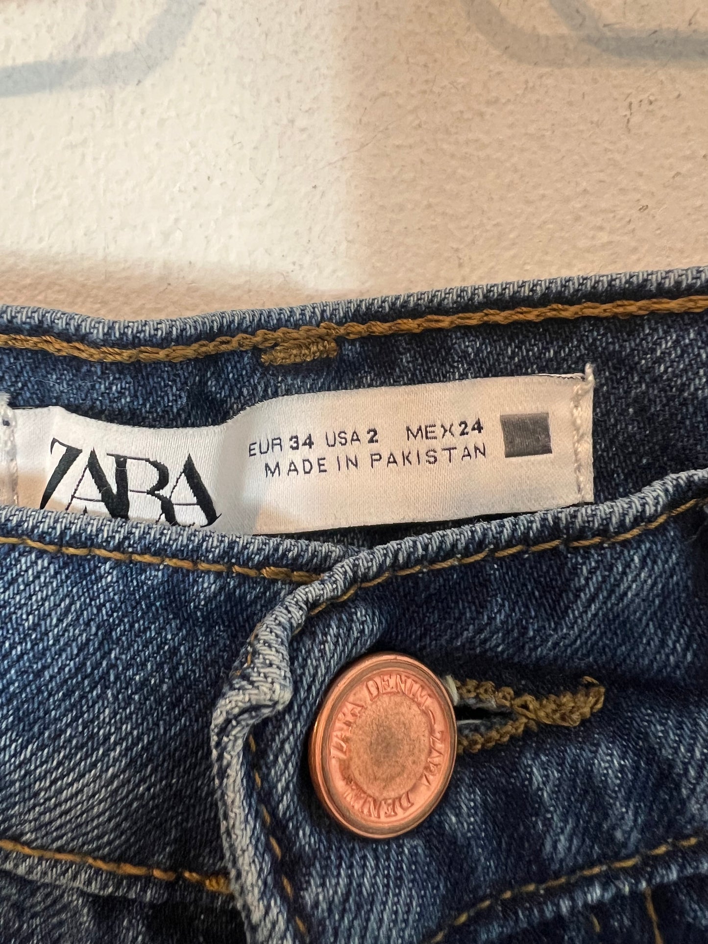 ZARA. Denim recto abotonado. T 34