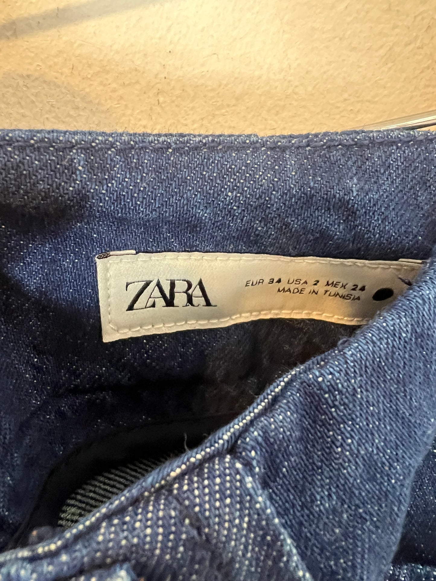 ZARA. Denim azul oscuro acampanado. T 34(s)
