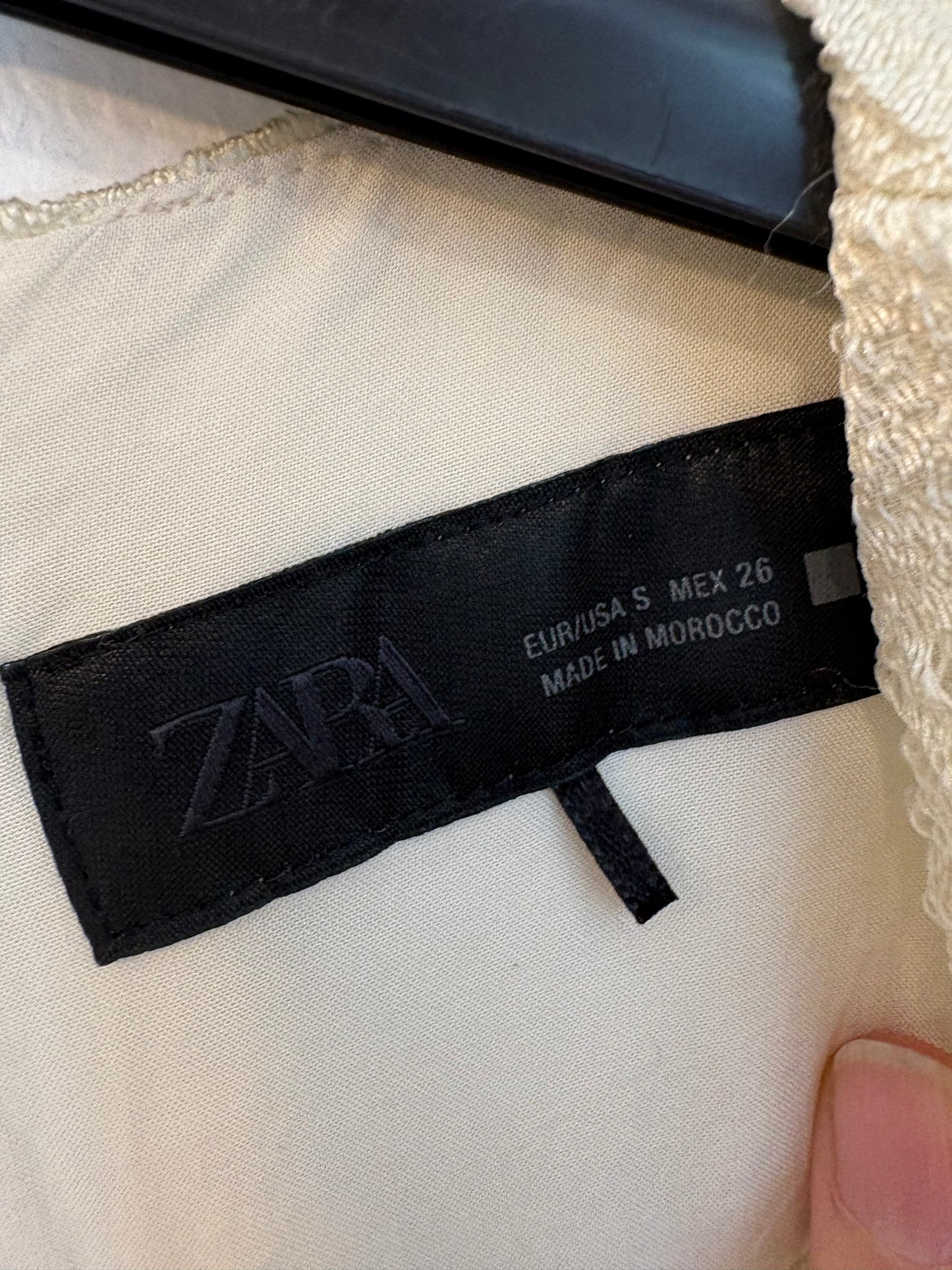 ZARA. Shiny textured top. TS