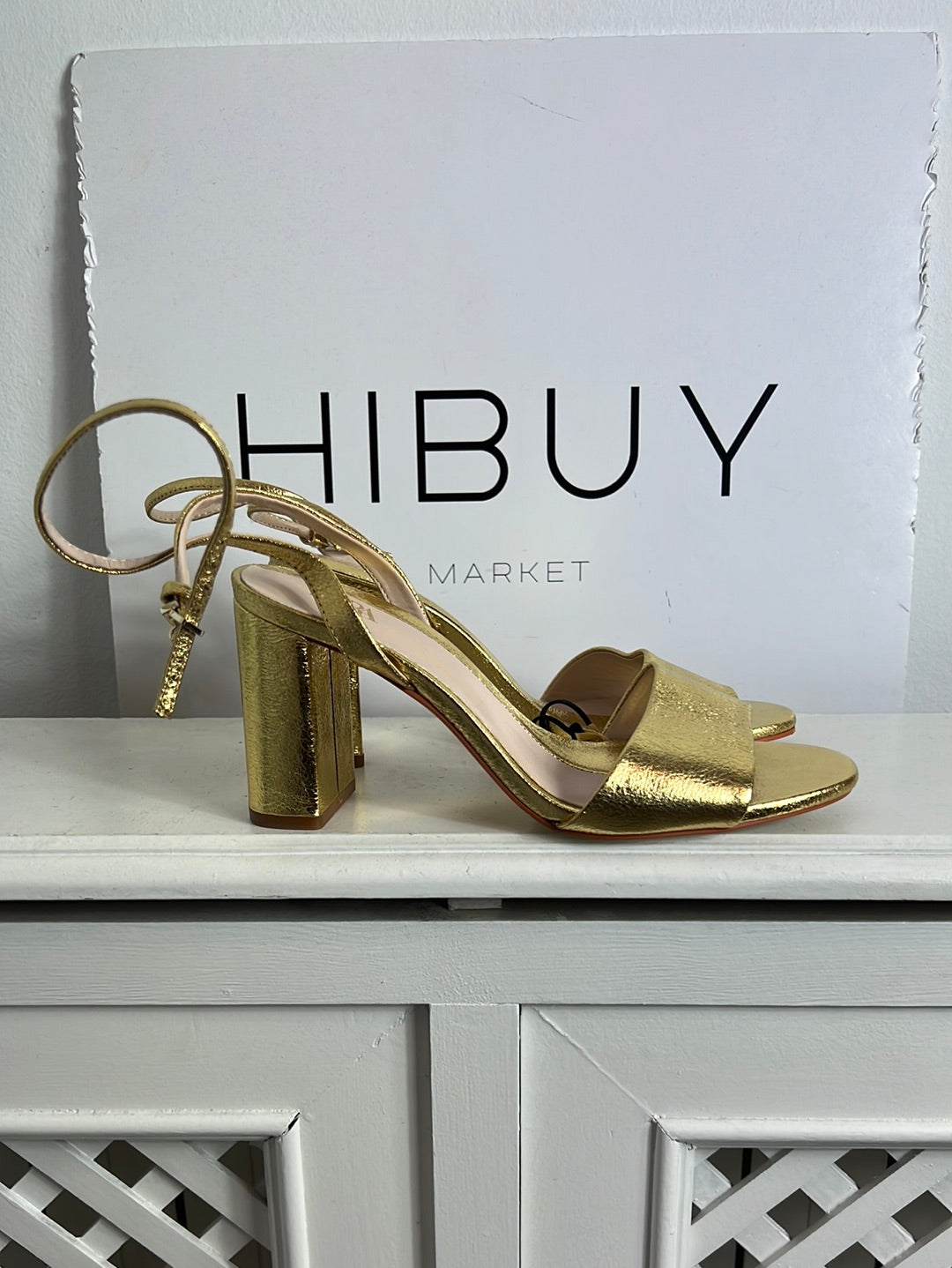 ZARA. Sandalias doradas tiras. T 38