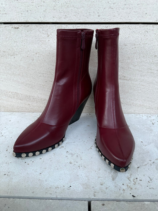 NOA HARMON. Botines burdeos tachuelas