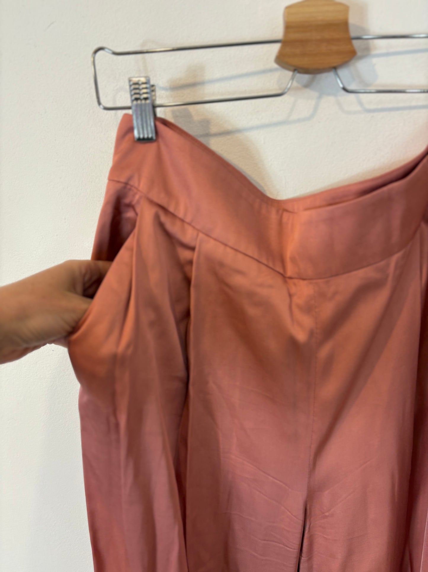 SÉZANE.Conjunto rosa satinado fluido