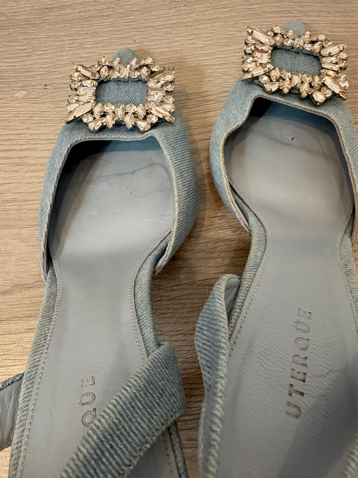 UTERQUE. Sandalia denim broche. T 38