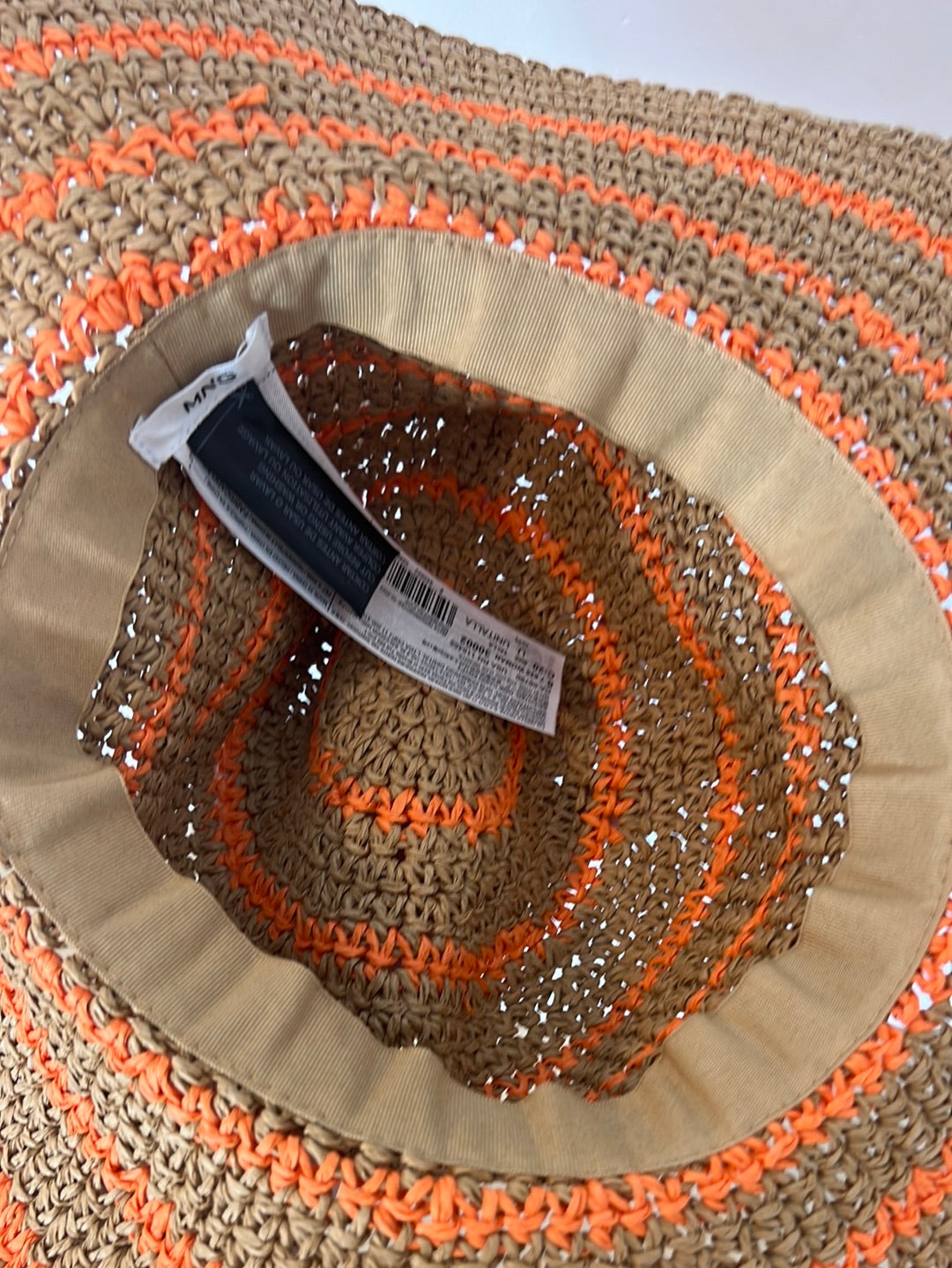 MANGO. sombrero de rafia beige y naranja