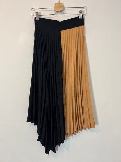 SFERA. Two-tone asymmetrical pleated skirt. T.S.