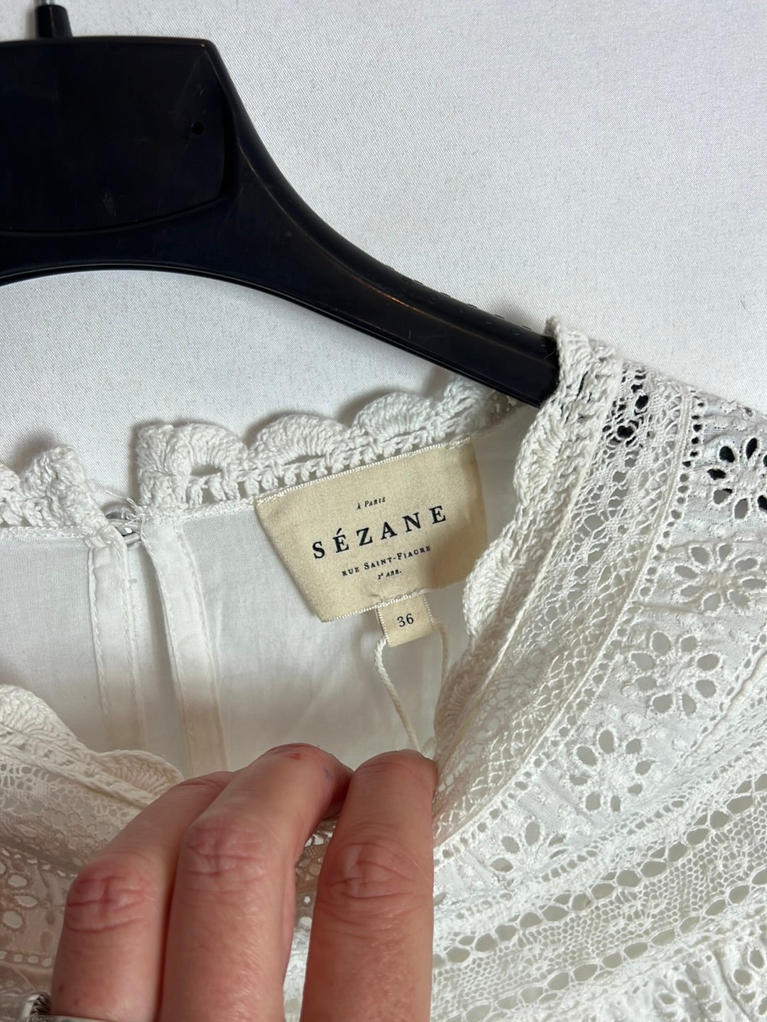 SÉZANE. Blusa blanca trioquelada. T 36