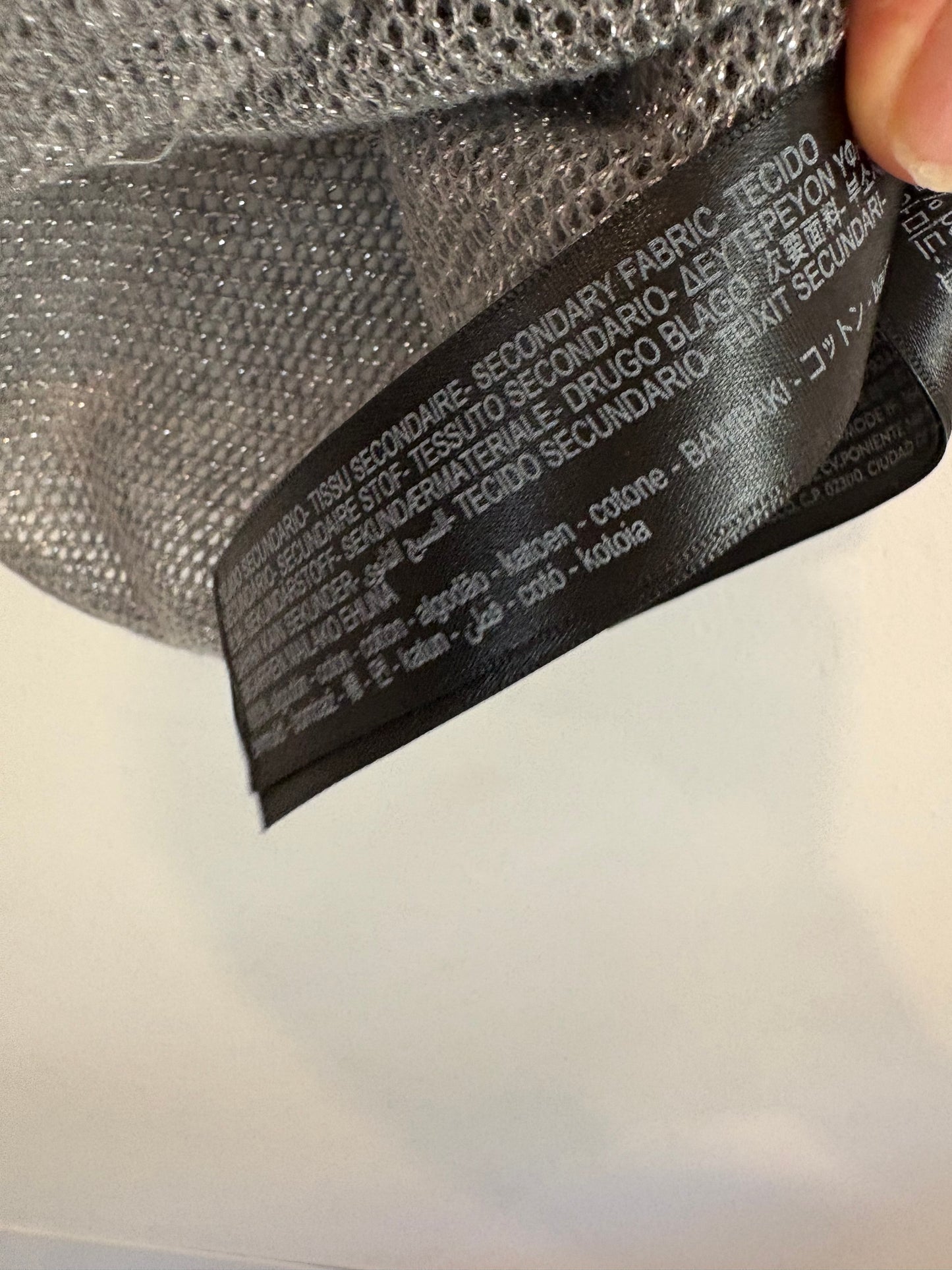 MASSIMO DUTTI. Top gris hilos brillo. T M