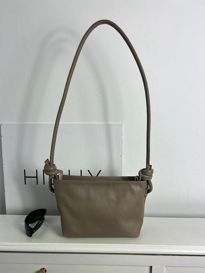 MONPIEL. Bolso piel color topo