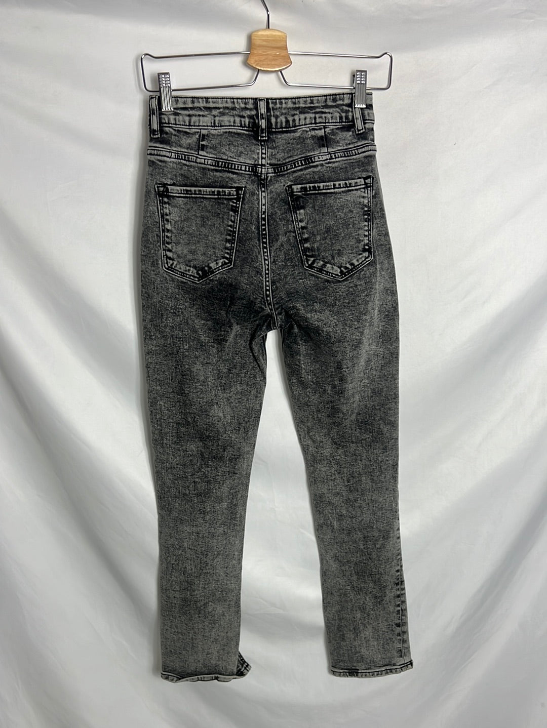 ZARA. Straight-leg gray denim trousers with slits. Size 34